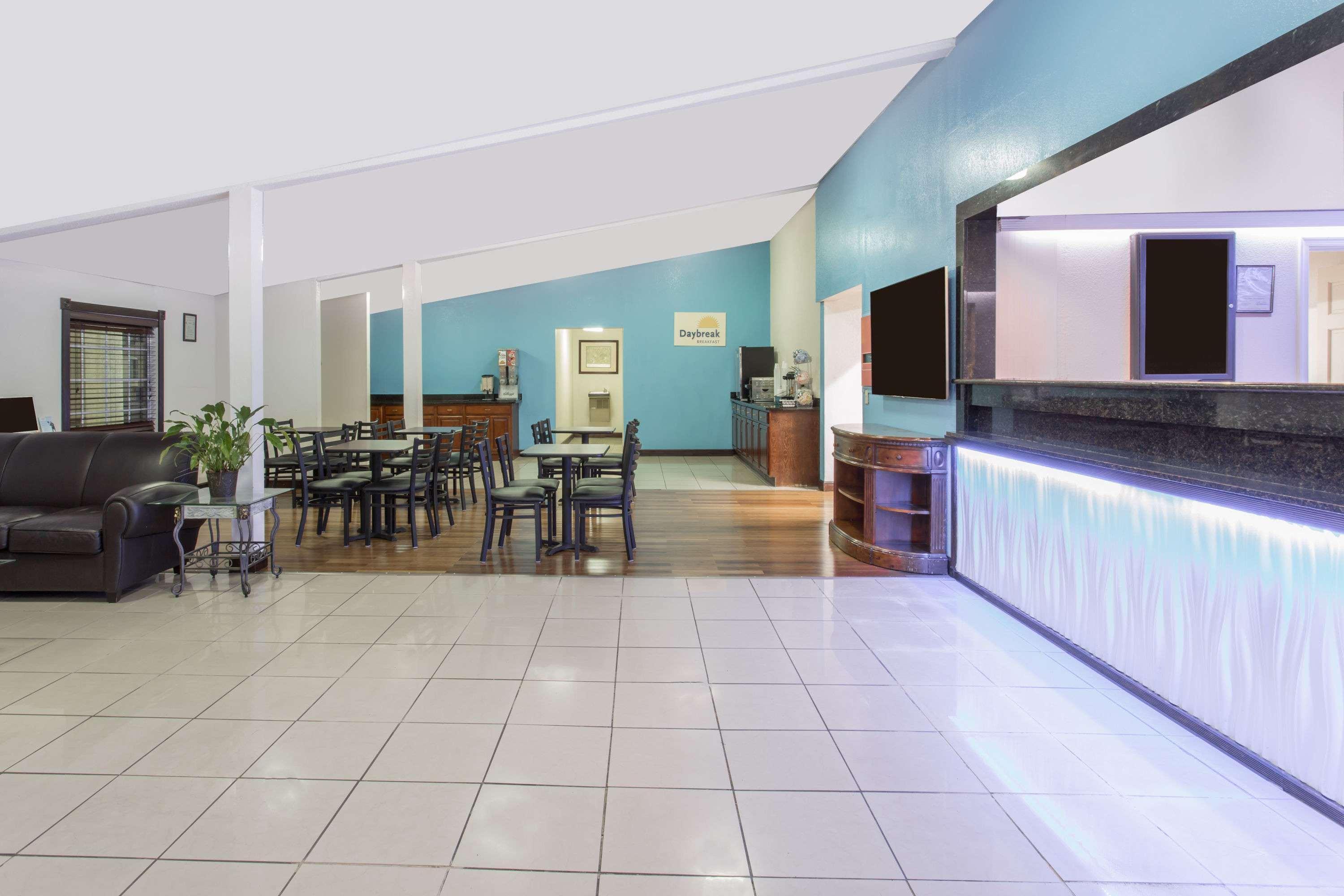 Restaurant Days Inn By Wyndham Virginia Beach Town Center
