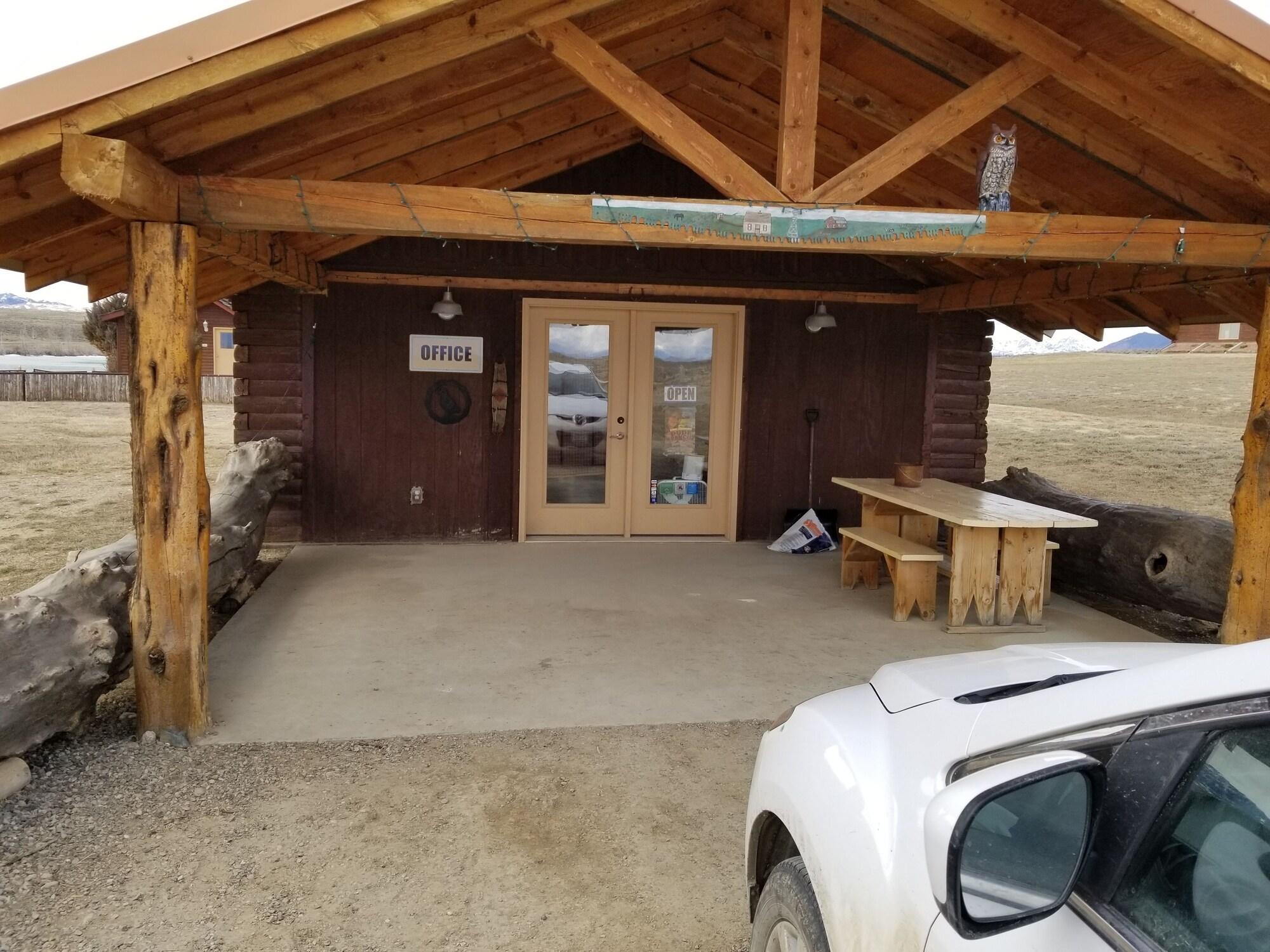 Vista Exterior Monster Lake Ranch