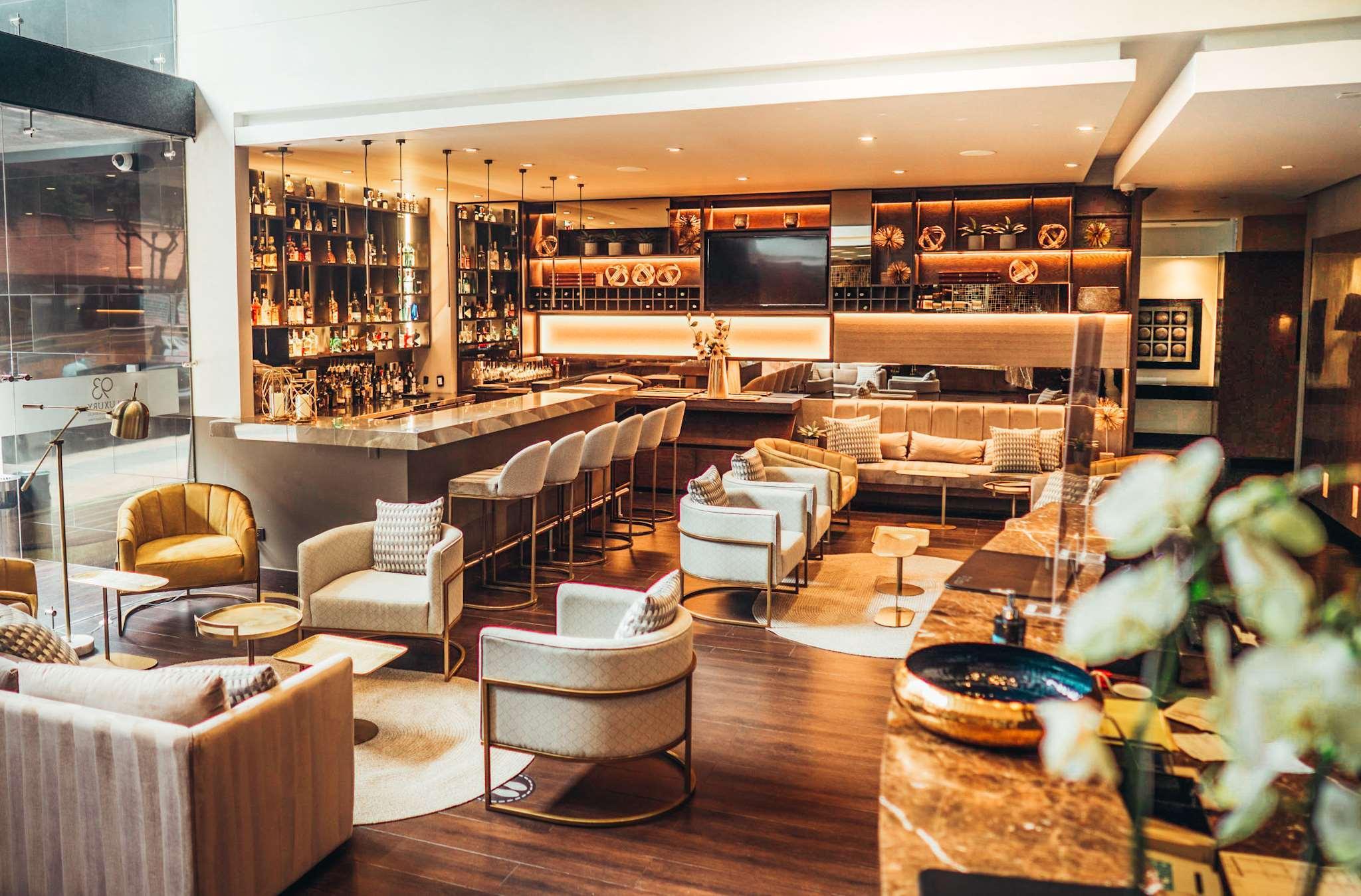 Bar/Salón 93 Luxury Suites & Residences