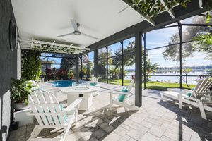 Alquiler Vacacional - Beautifully Appointed Lakefront home in quiet neighborhood, with pool & hot tub