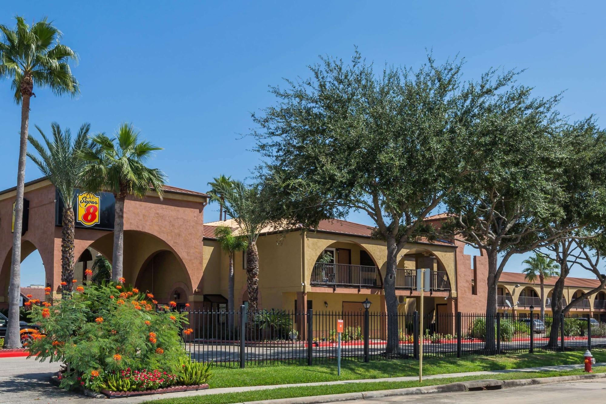 Varios Super 8 by Wyndham Houston/NASA