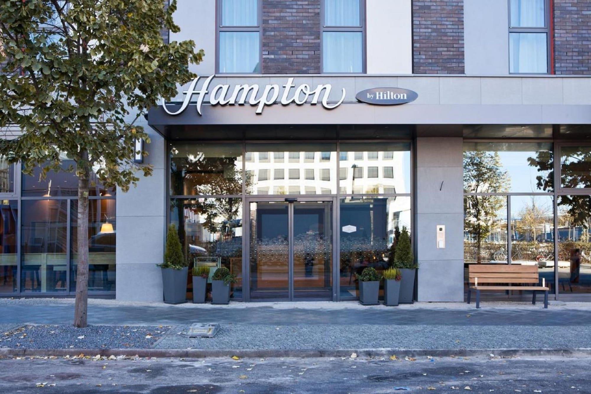 Vista Exterior Hampton by Hilton Berlin City East Side Gallery