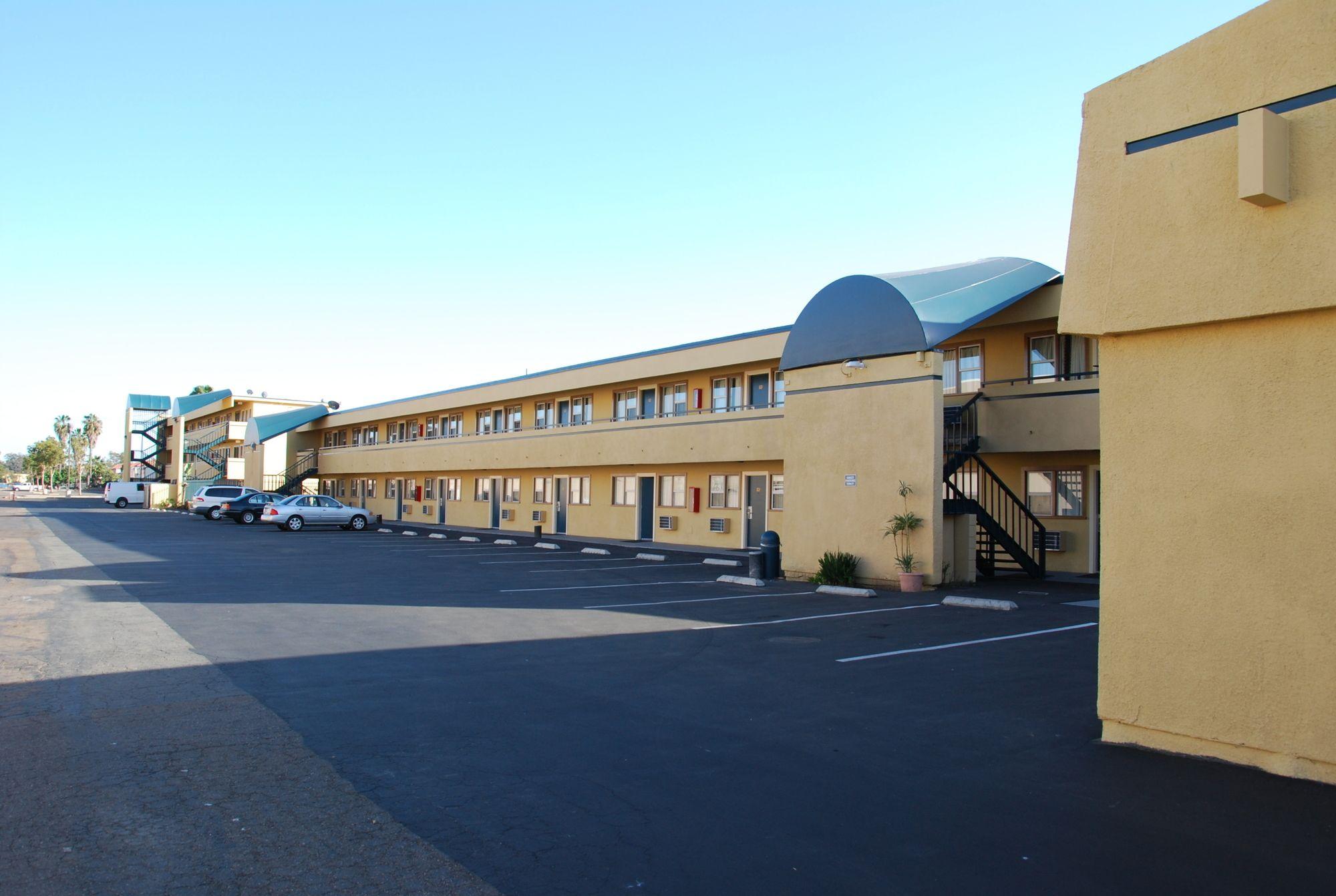 Vista Exterior Travelodge San Diego SeaWorld