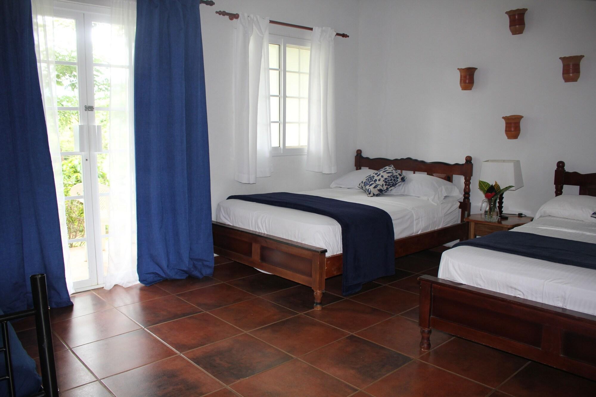 Varios Coffee Mountain Inn