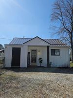 Alquiler Vacacional - The White House w/ Hot Tub Portage Lakes Fenced Yard Pet-Friendly!