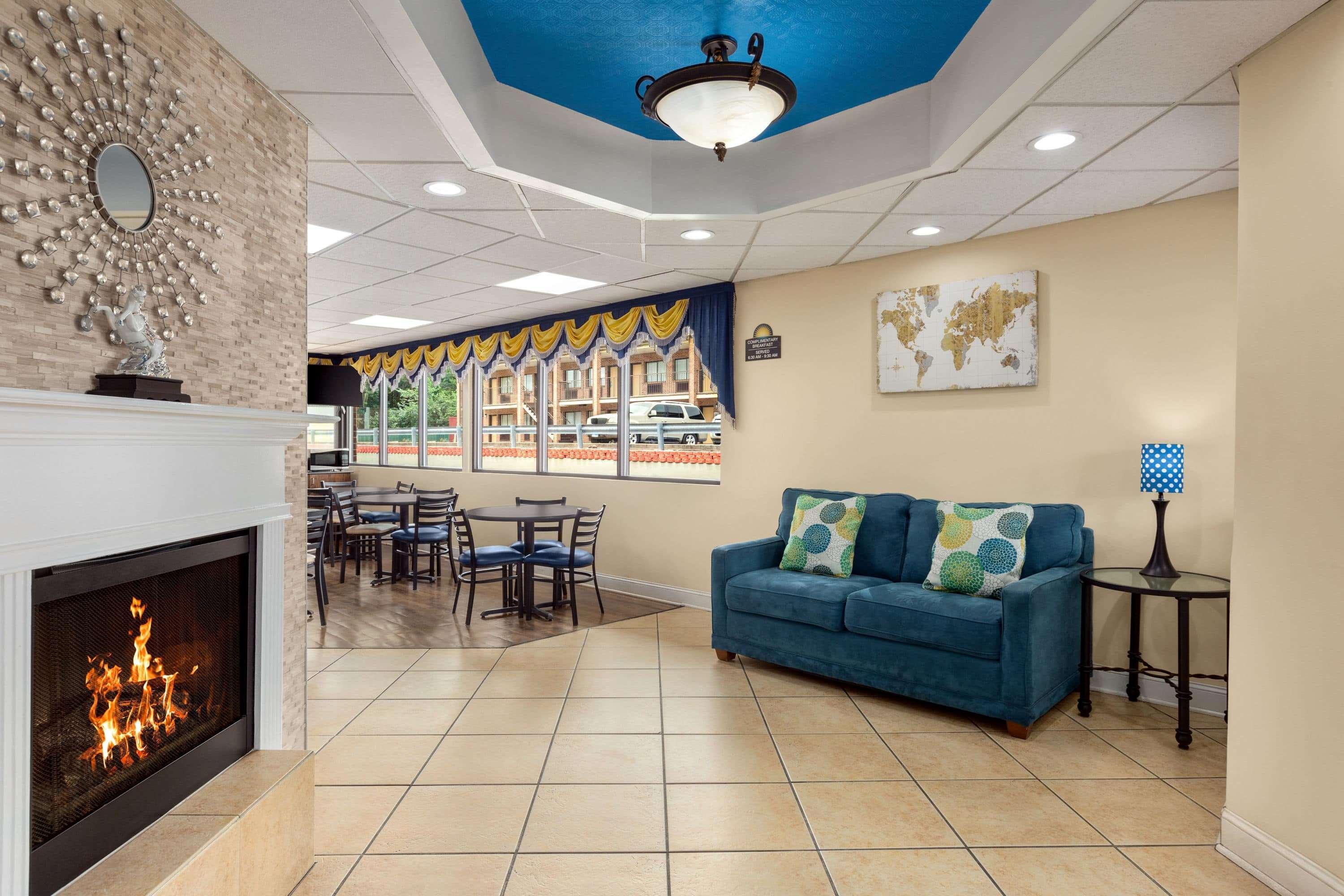 Vista Lobby Days Inn by Wyndham Weldon/Roanoke Rapids