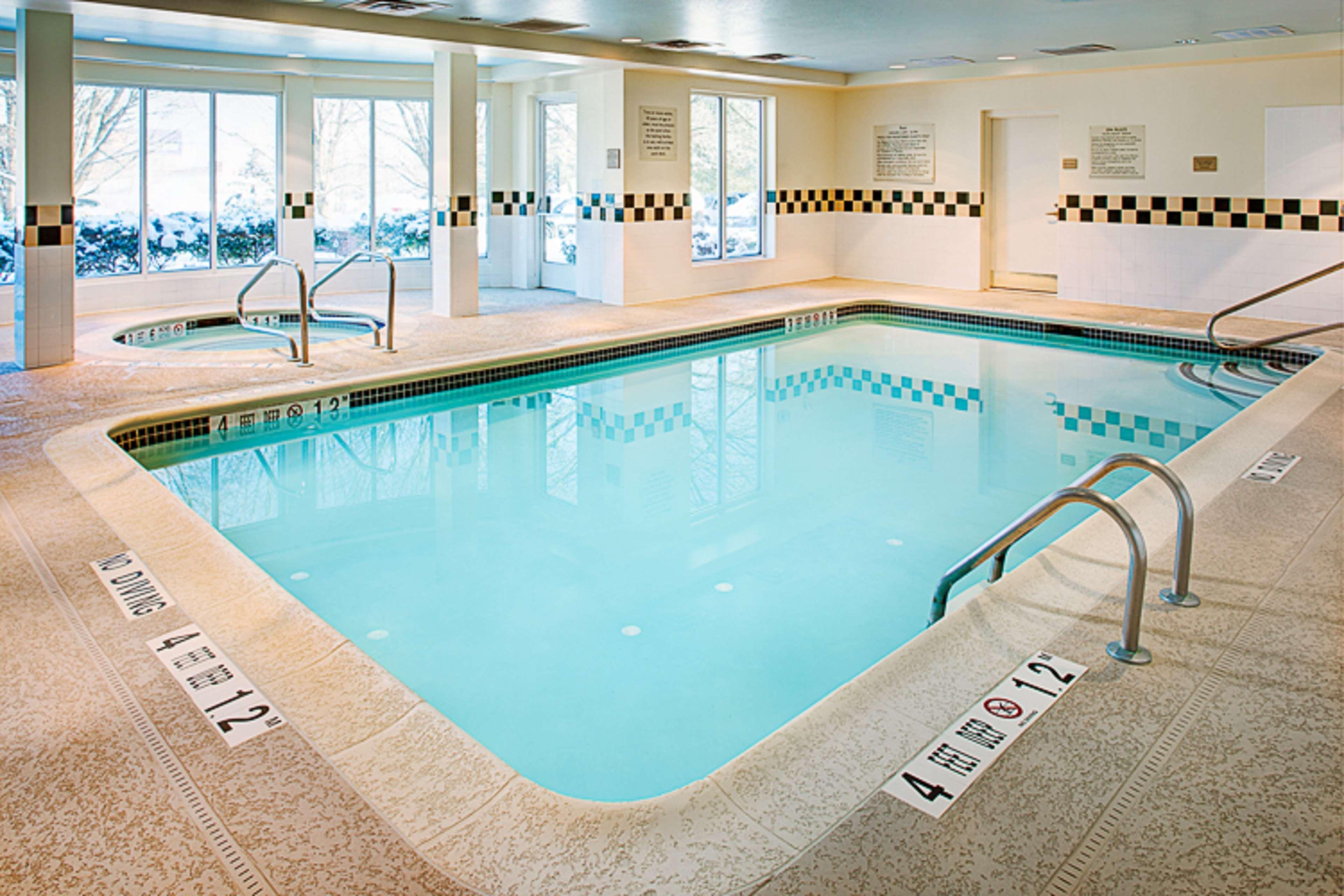 Vista Piscina Hilton Garden Inn Albany Airport