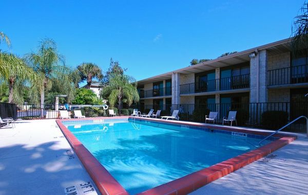 Quality Inn & Suites Orlando Airport - Hoteles cerca de Cerca del Aeropuerto en Orlando