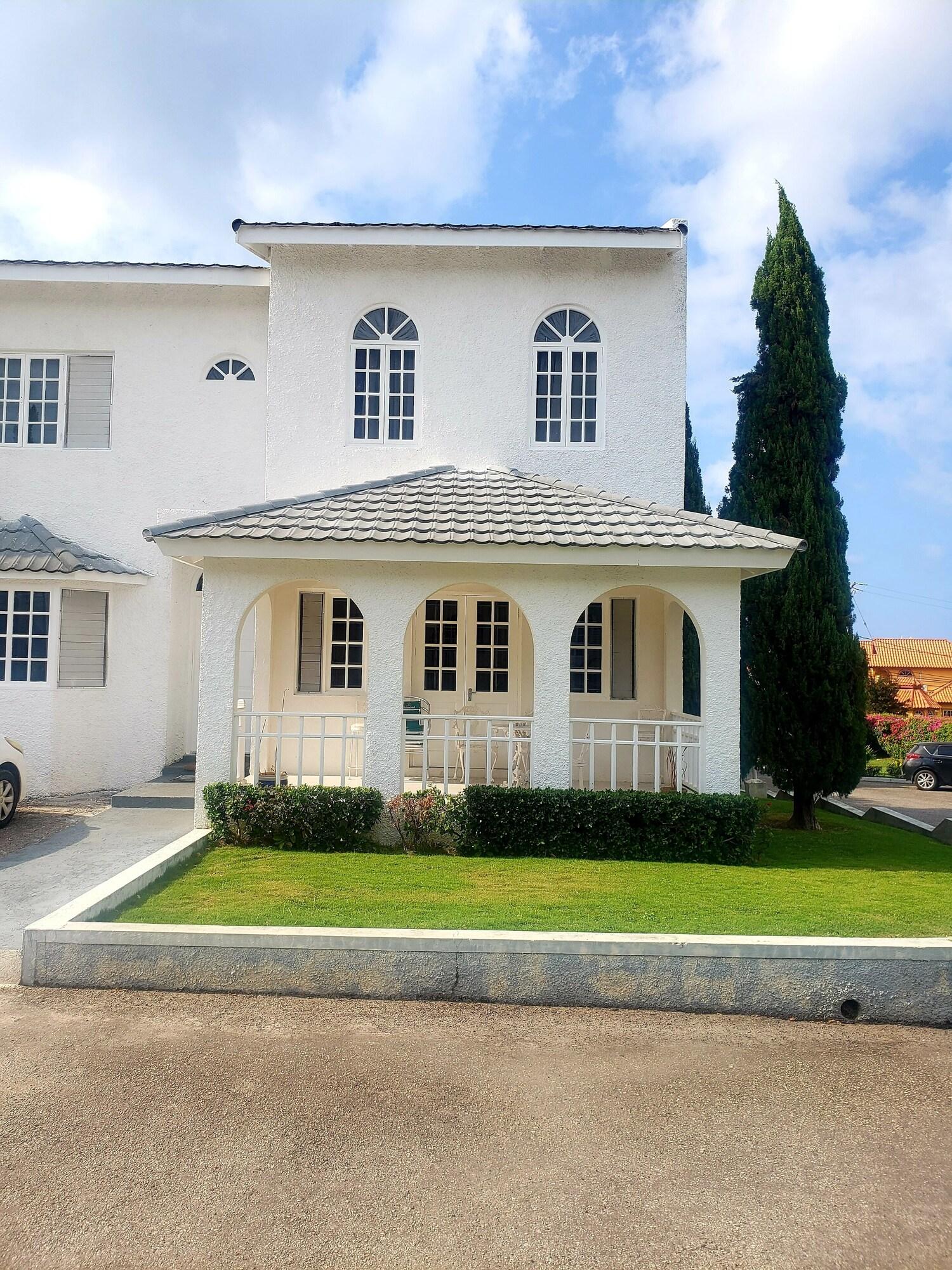 Vista Exterior Rush Bond Villa