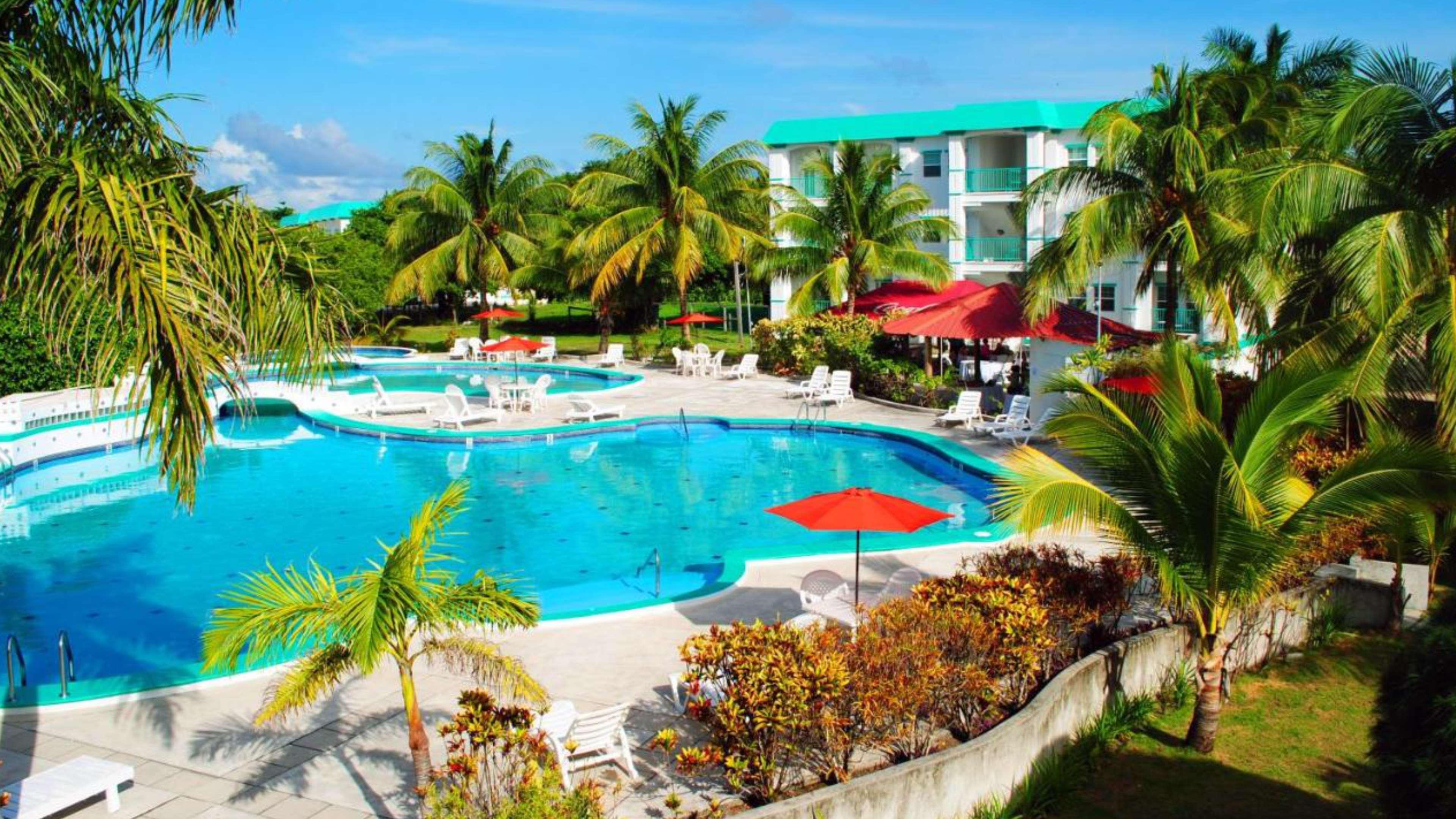 Vista Piscina Best Western Grand Baymen Gardens