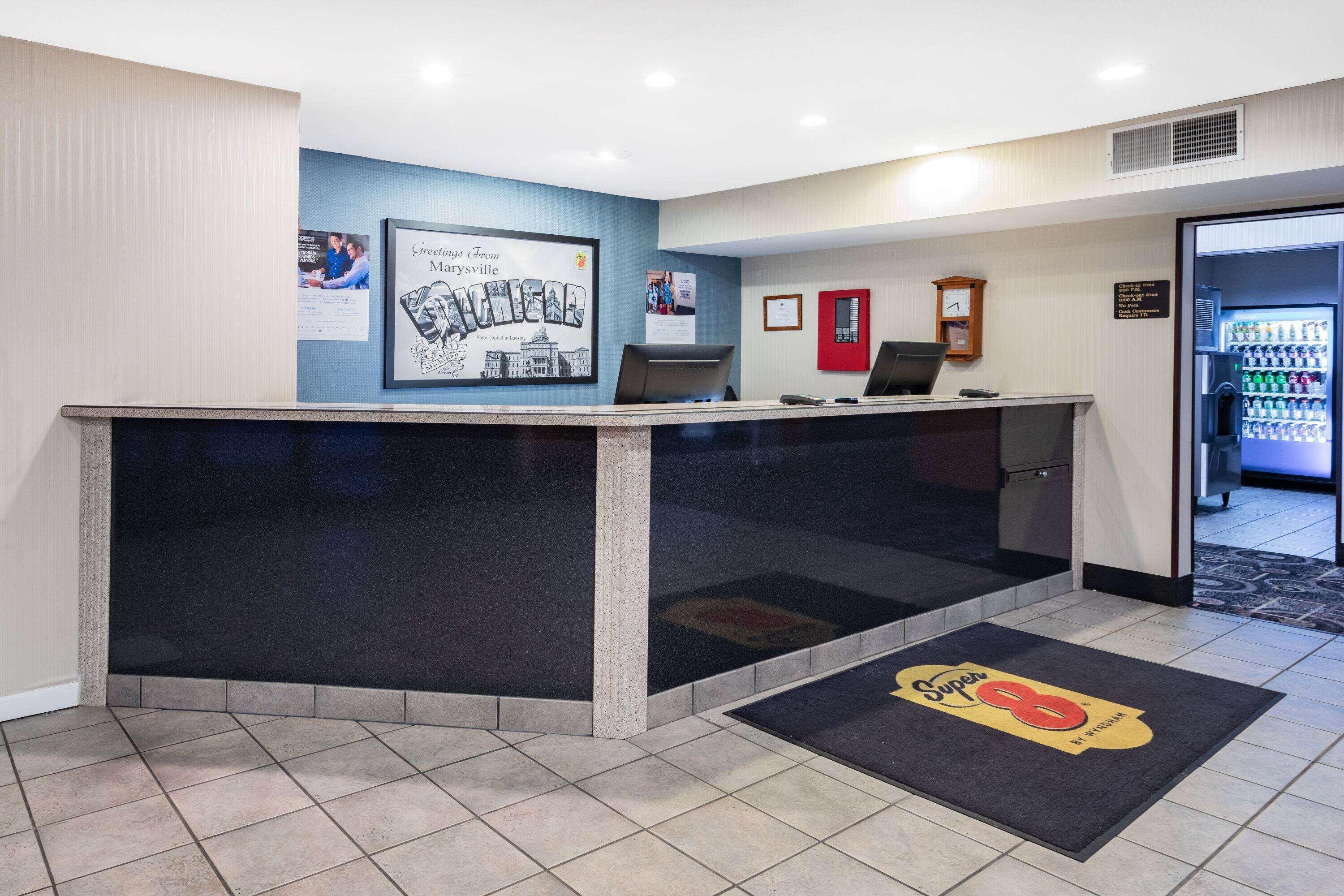 Vista Lobby Super 8 by Wyndham Marysville/Port Huron Area