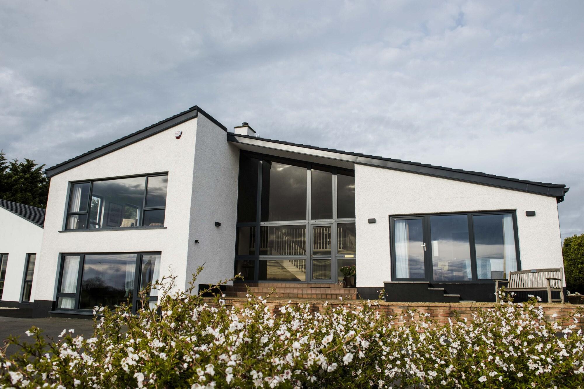 Vista Exterior Peartree Hill