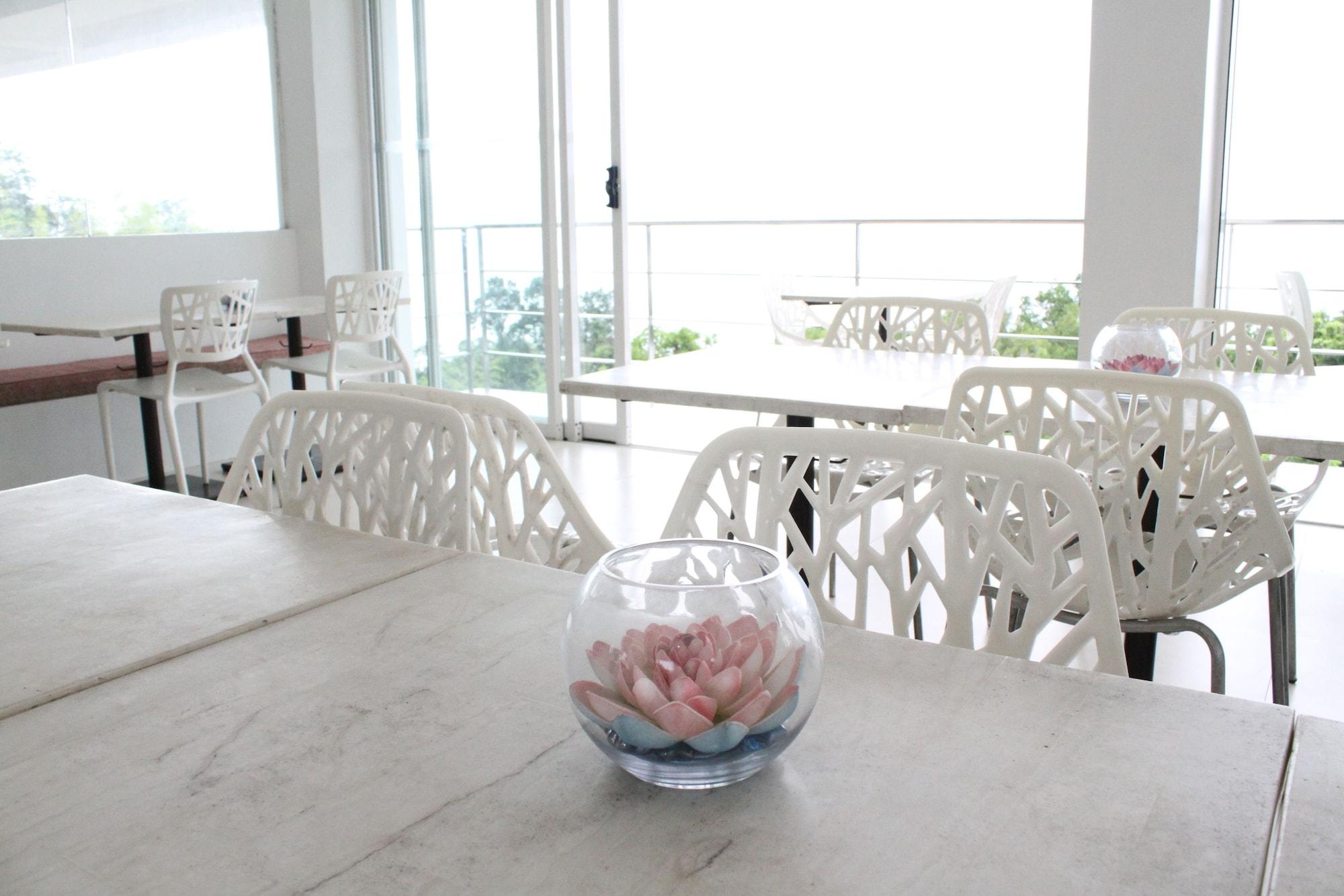 Restaurant Ocean Suites Boutique Hotel