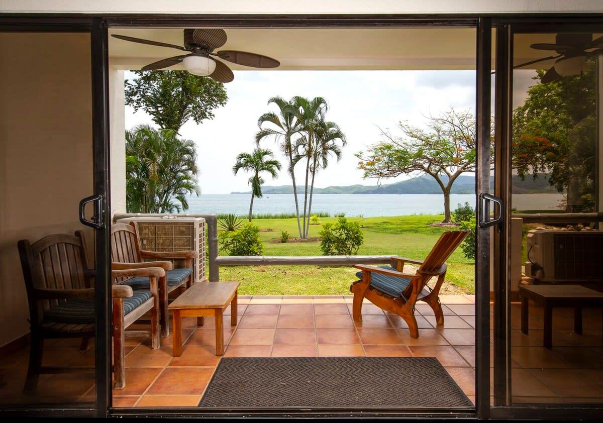 Área de desayuno Newly remodeled ground-floor unit in Flamingo - right in front of beach