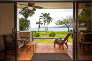 Paquete - Newly remodeled ground-floor unit in Flamingo - right in front of beach