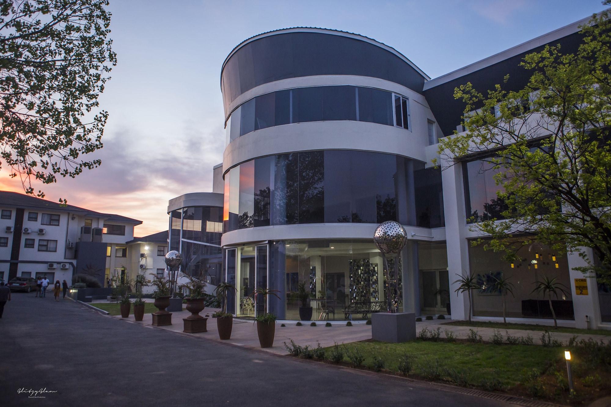 Vista Exterior The Lakes Hotel and Conference Centre