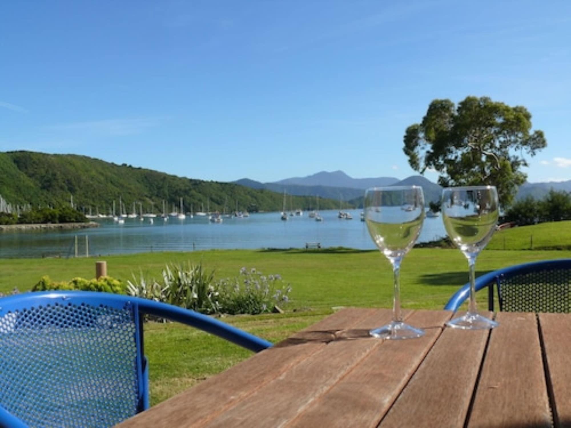 Varios Bay Vista Waterfront Motel Picton