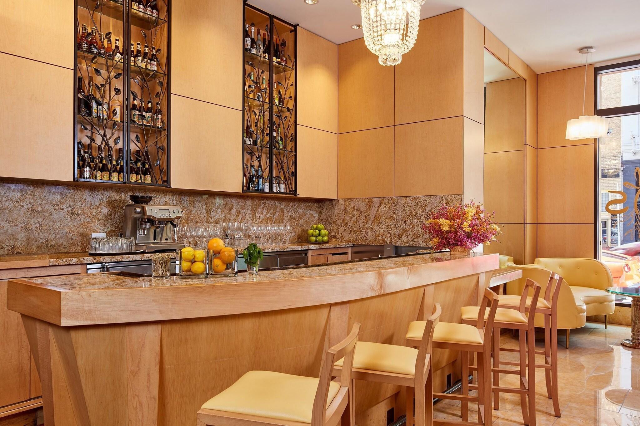 Bar/Salón Orchard Garden Hotel