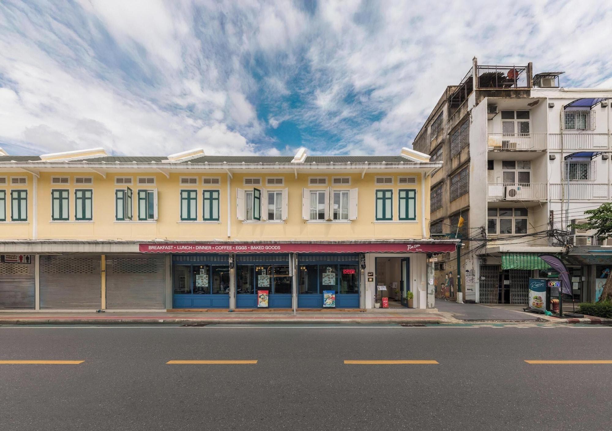 Varios Upstairs at Ton Ton