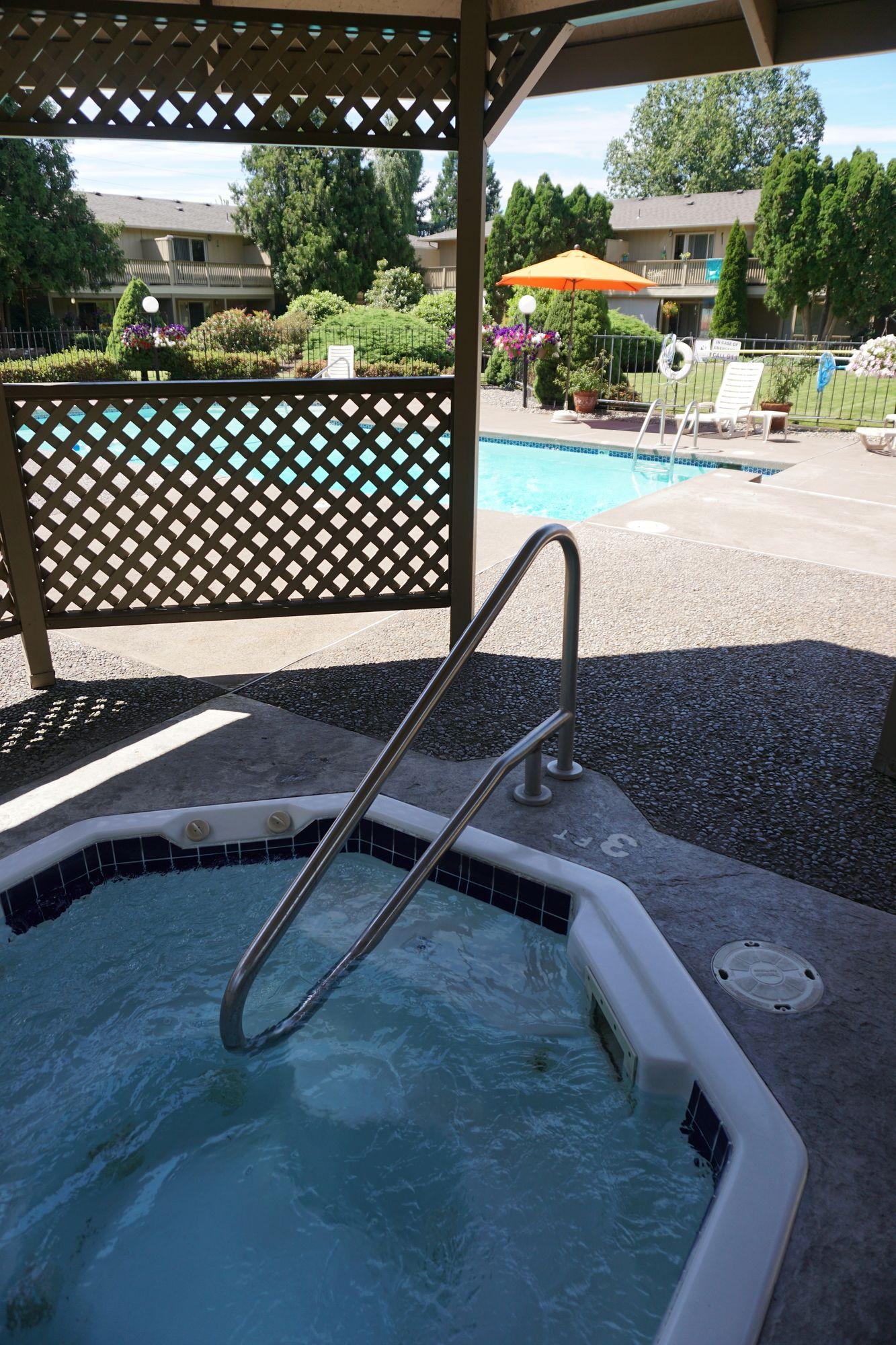 Vista da piscina Village Inn Springfield Oregon Hotel