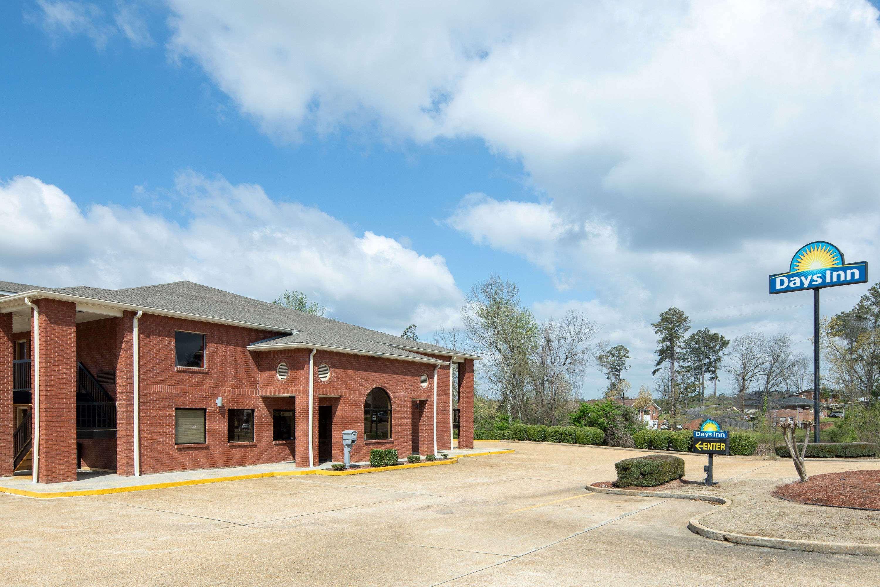Vista Exterior Days Inn by Wyndham Tupelo