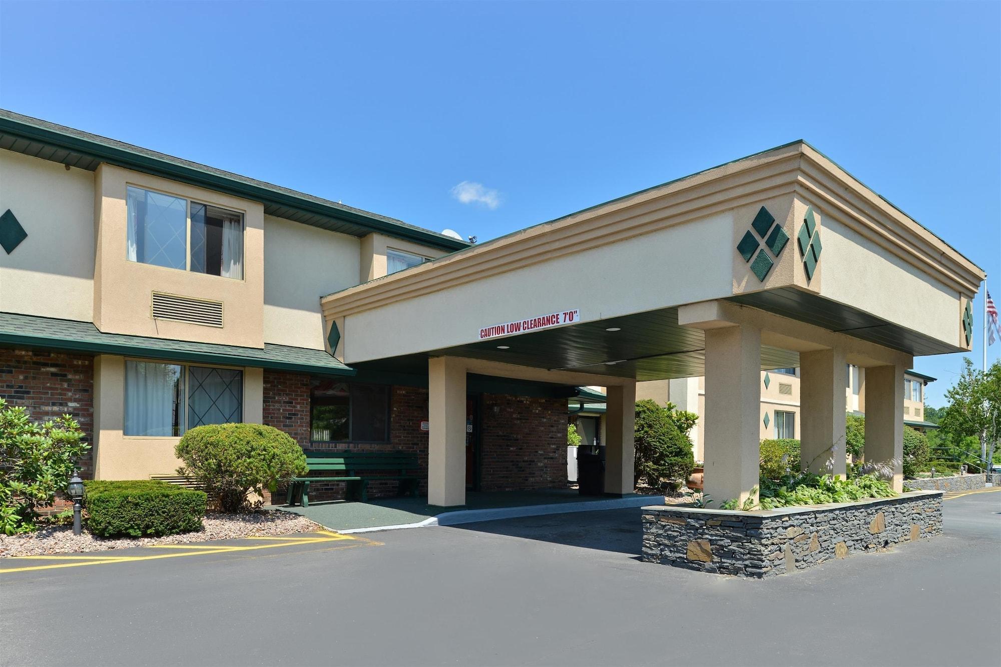 Vista Exterior Americas Best Value Inn New Paltz