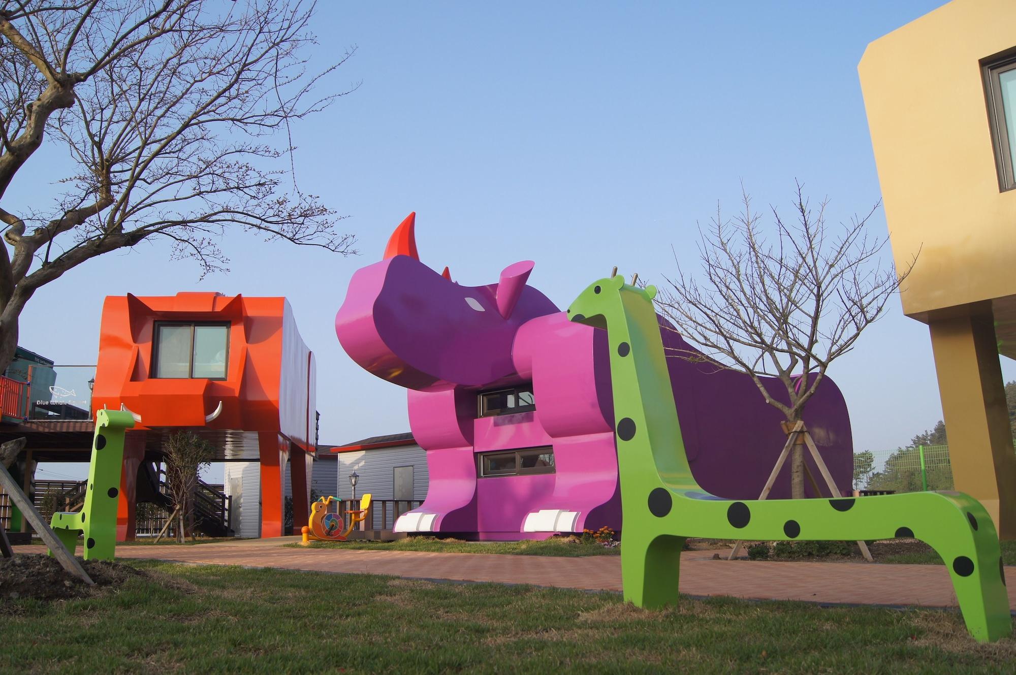 Vista Exterior Blue Whale Resort