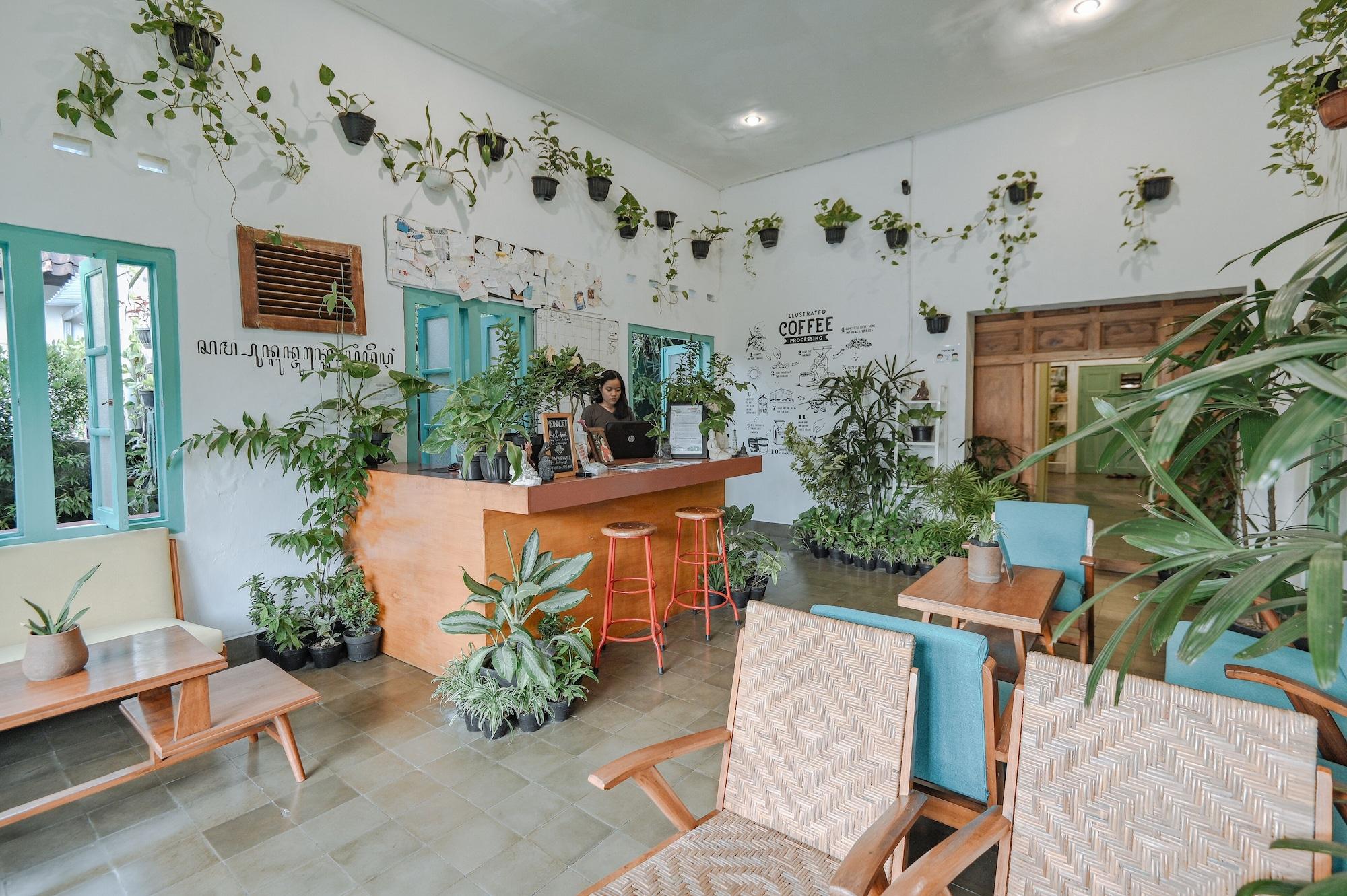 Vista Lobby Snooze Guesthouse Yogyakarta - Hostel