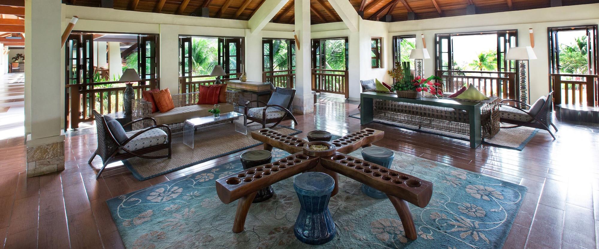 Vista Lobby Crimson Resort and Spa Mactan