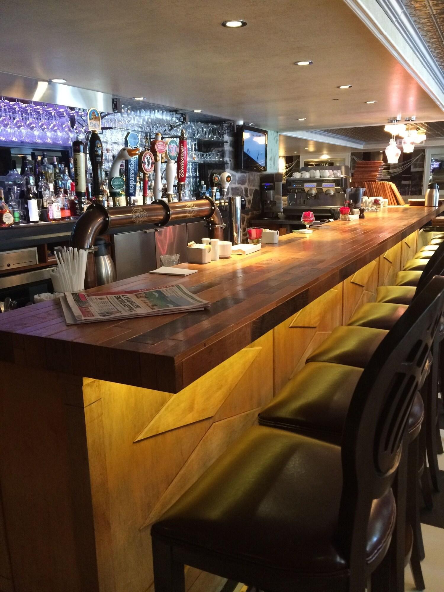 Bar/Salón Auberge du Tresor