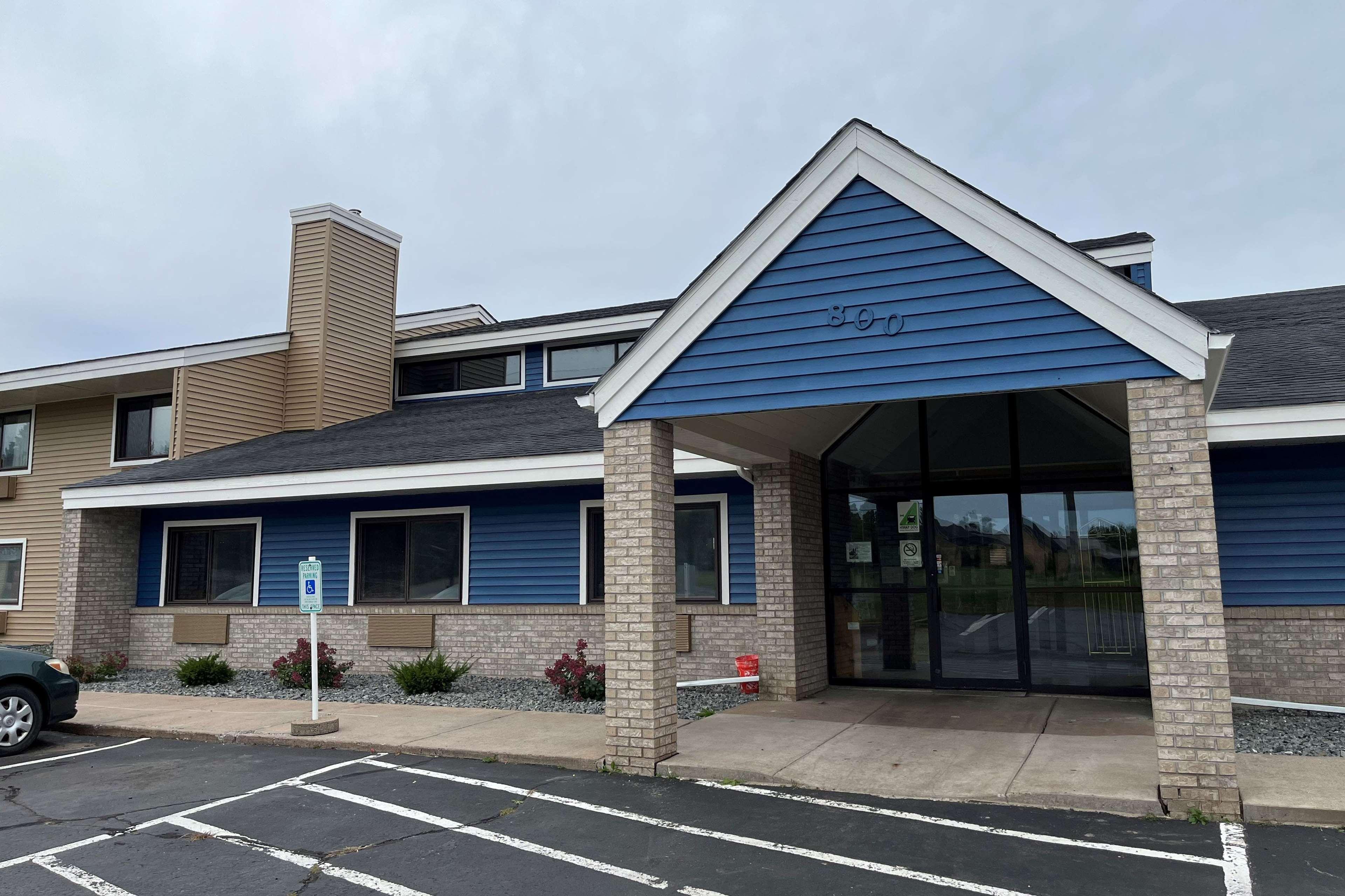 Vista Exterior AmericInn by Wyndham Ladysmith