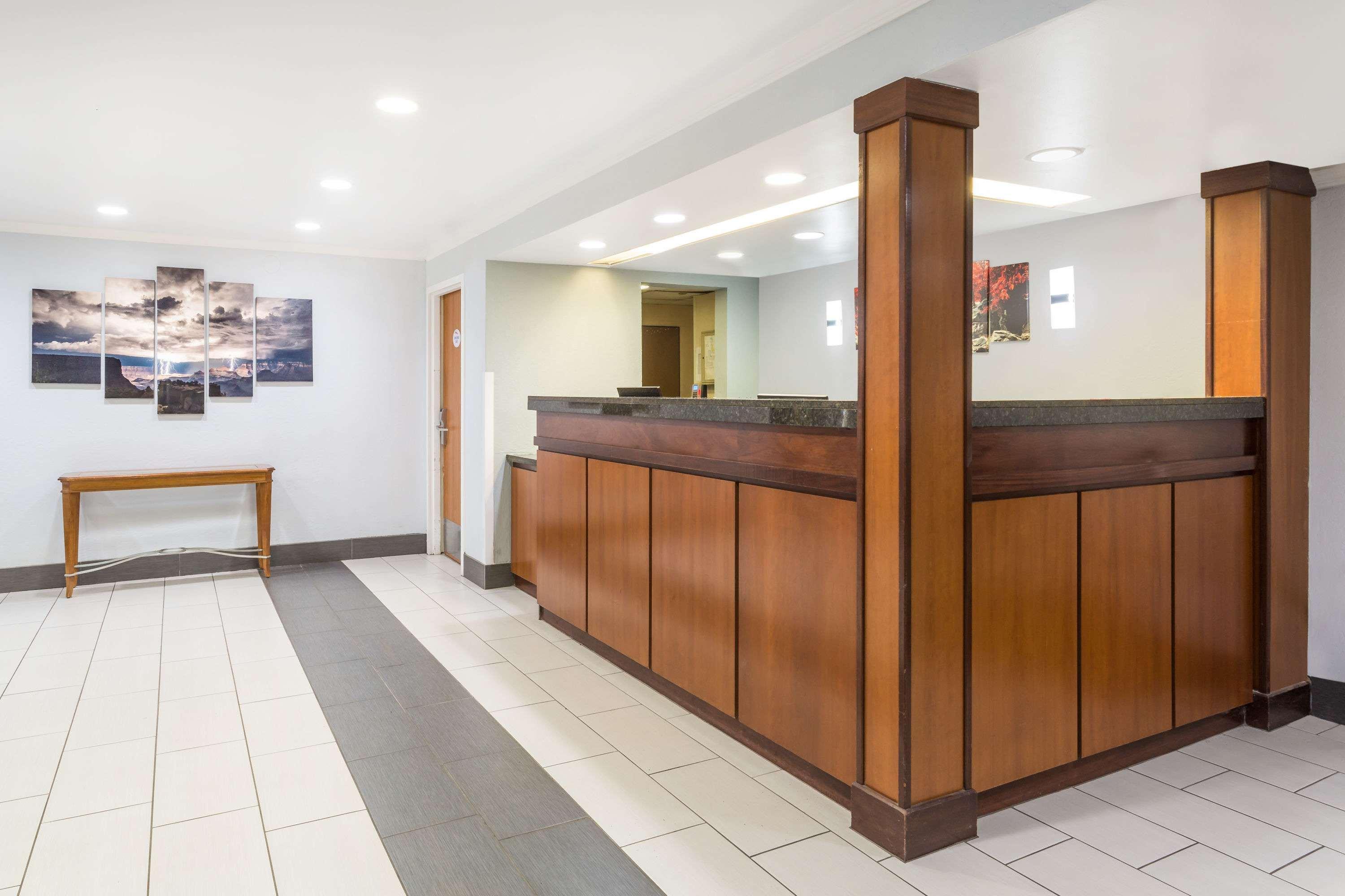 Vista Lobby Baymont by Wyndham Flagstaff