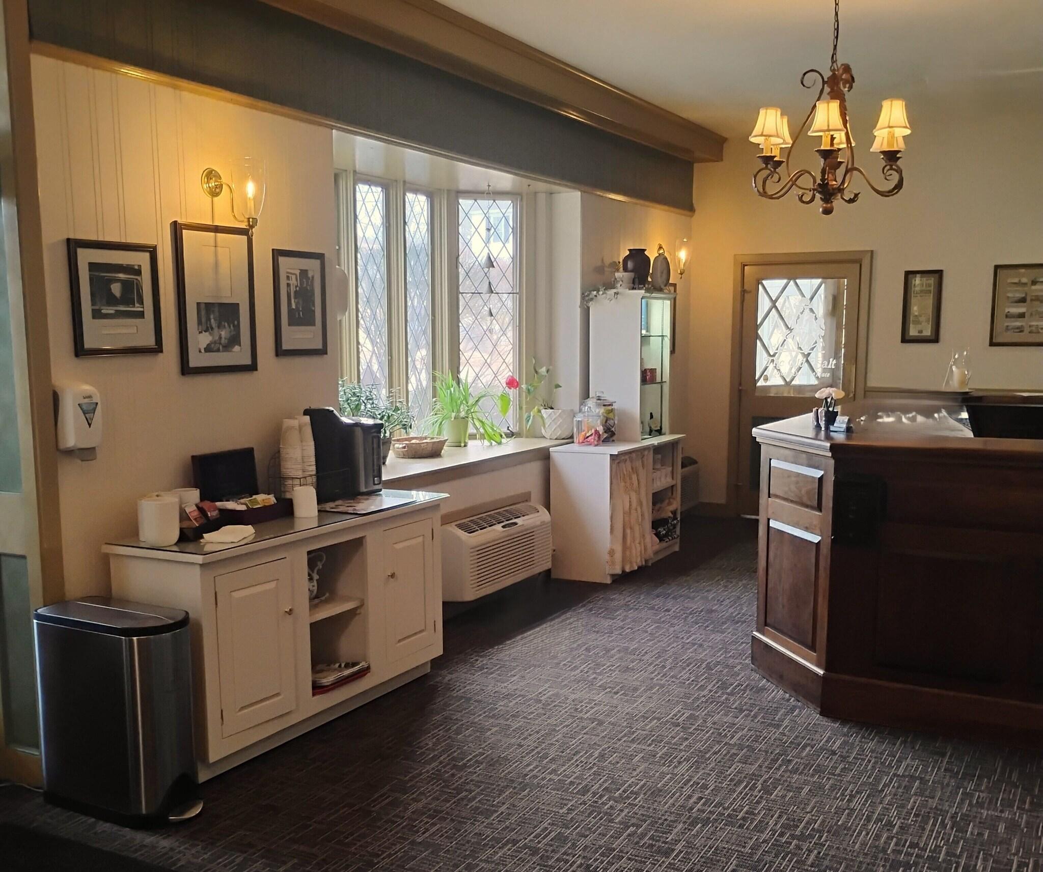 Vista Lobby Lamie's Inn and The Old Salt Restaurant