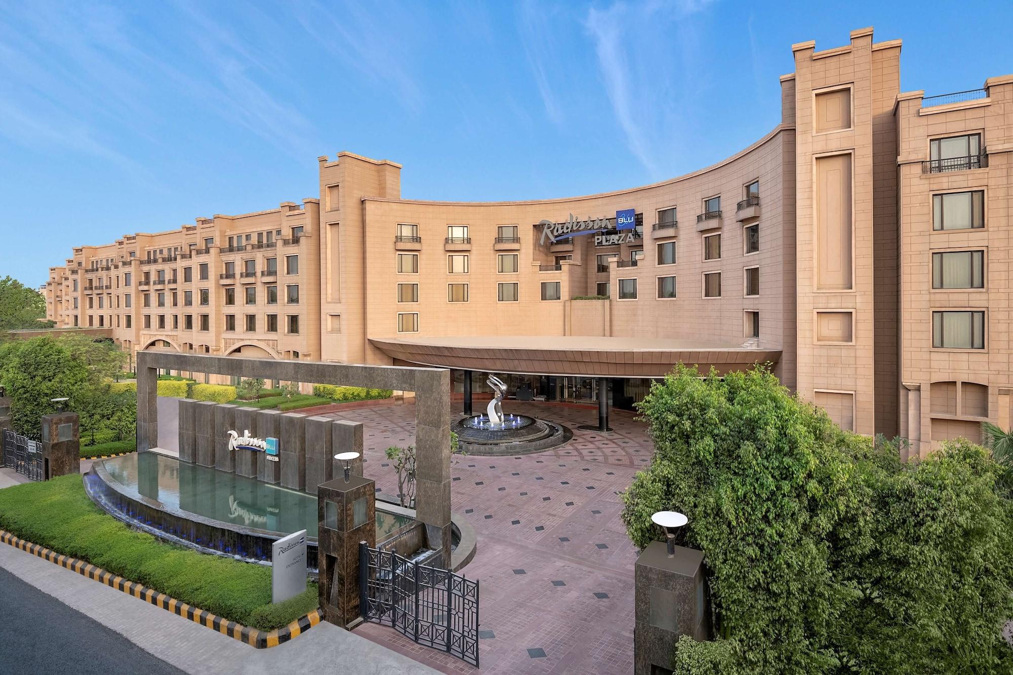 Vista Exterior Radisson Blu Plaza Delhi Airport