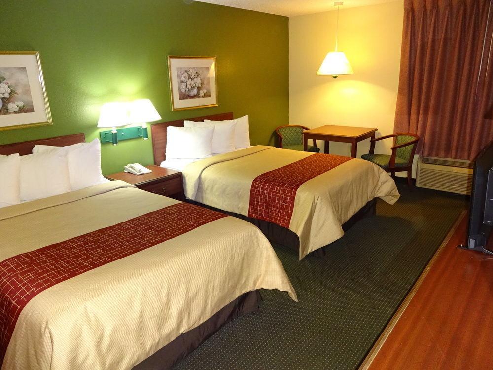 Vista Exterior Red Roof Inn & Suites Indianapolis Airport