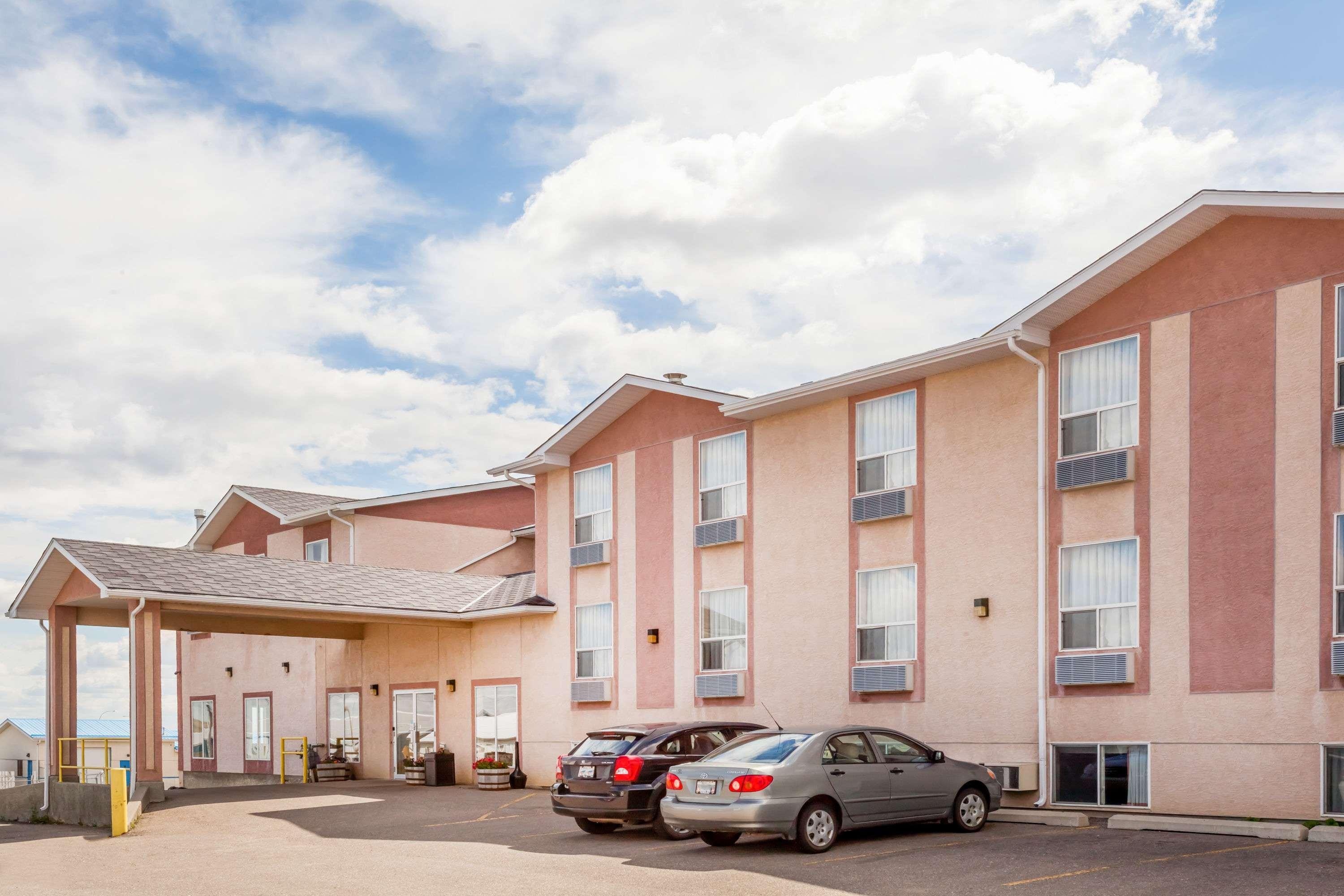 Vista Exterior Super 8 by Wyndham Pincher Creek