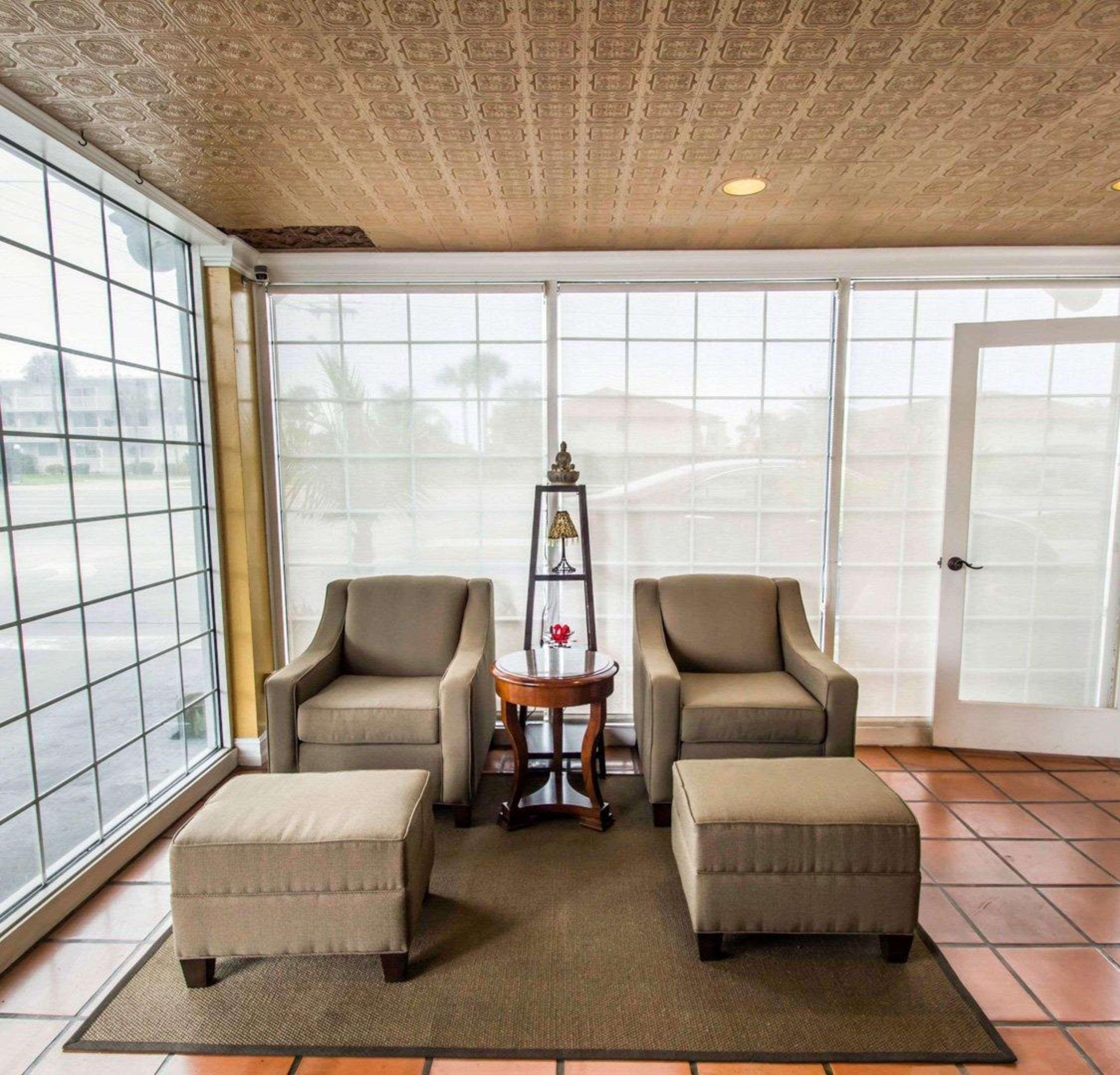 Vista Lobby Econo Lodge Cocoa Beach - near the Port