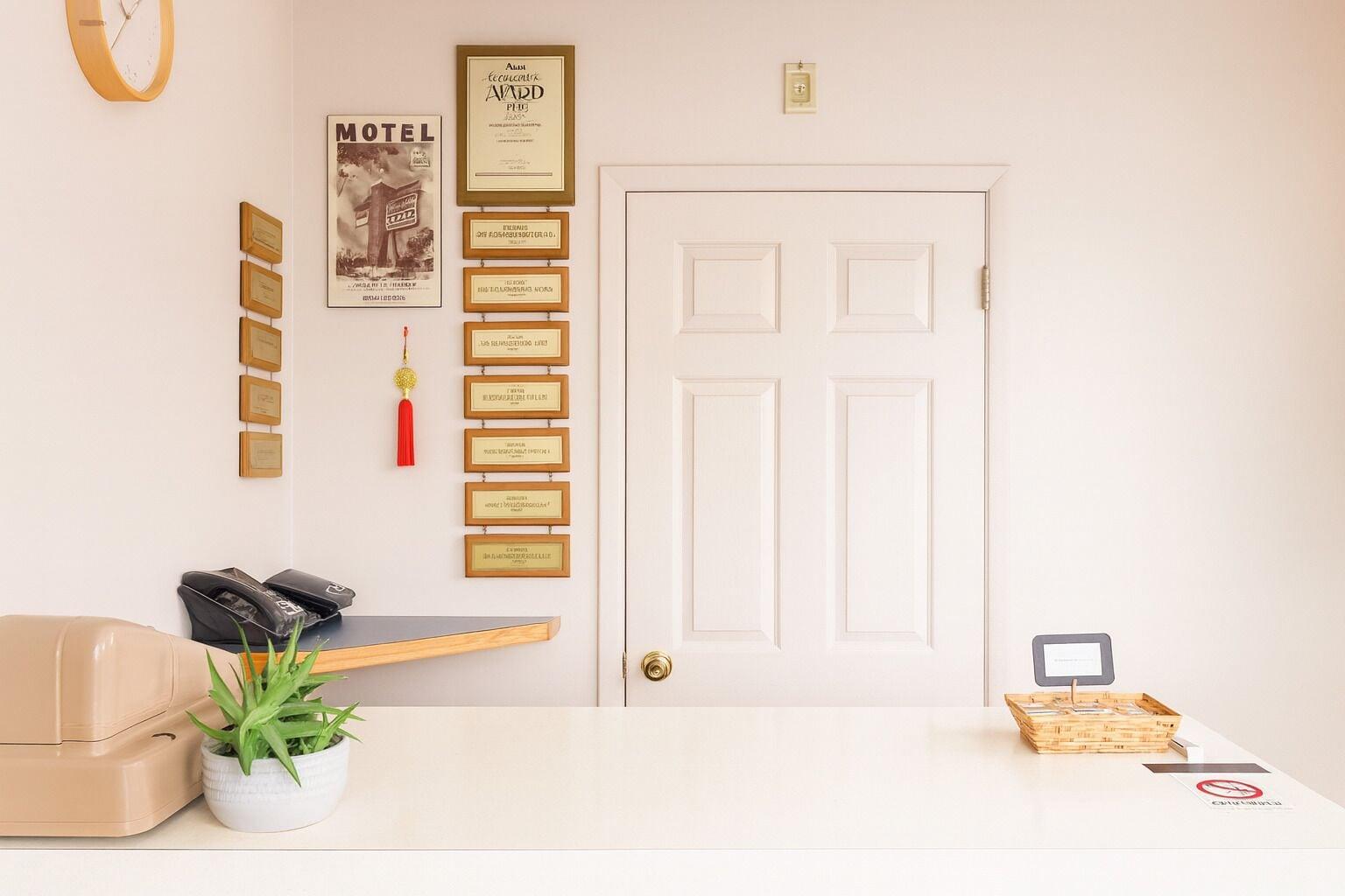 Vista Lobby Lamplighter Inn