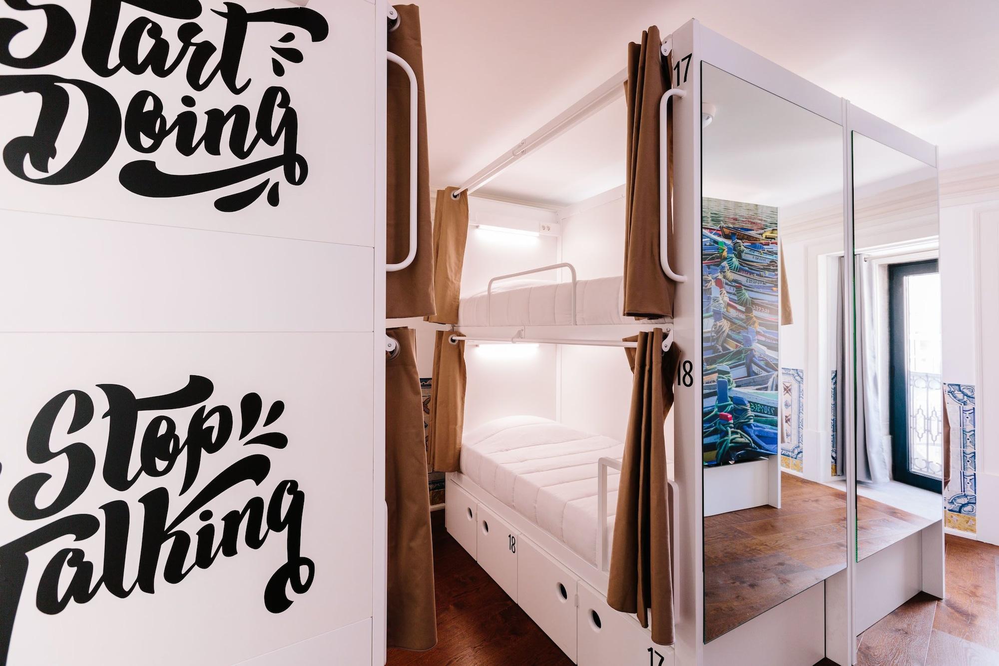 Varios Lisbon South Hostel