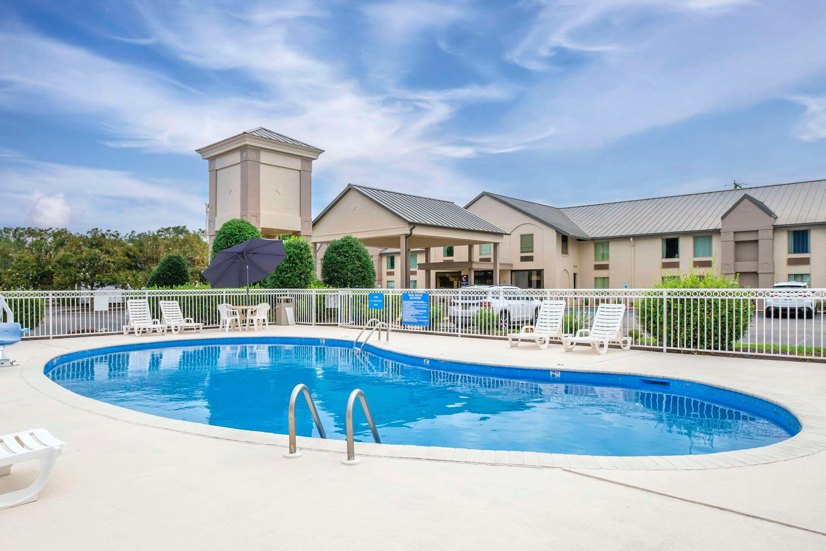 Vista Piscina Comfort Inn Petersburg Fort Lee Area