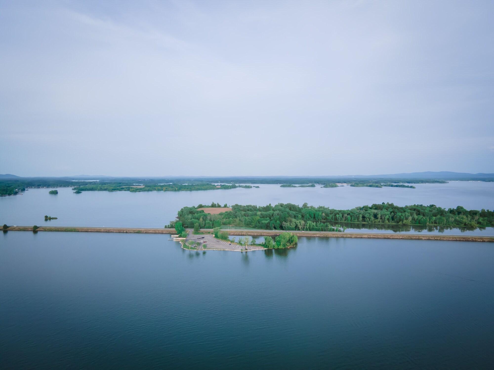 Varios Weiss Lake Lodge