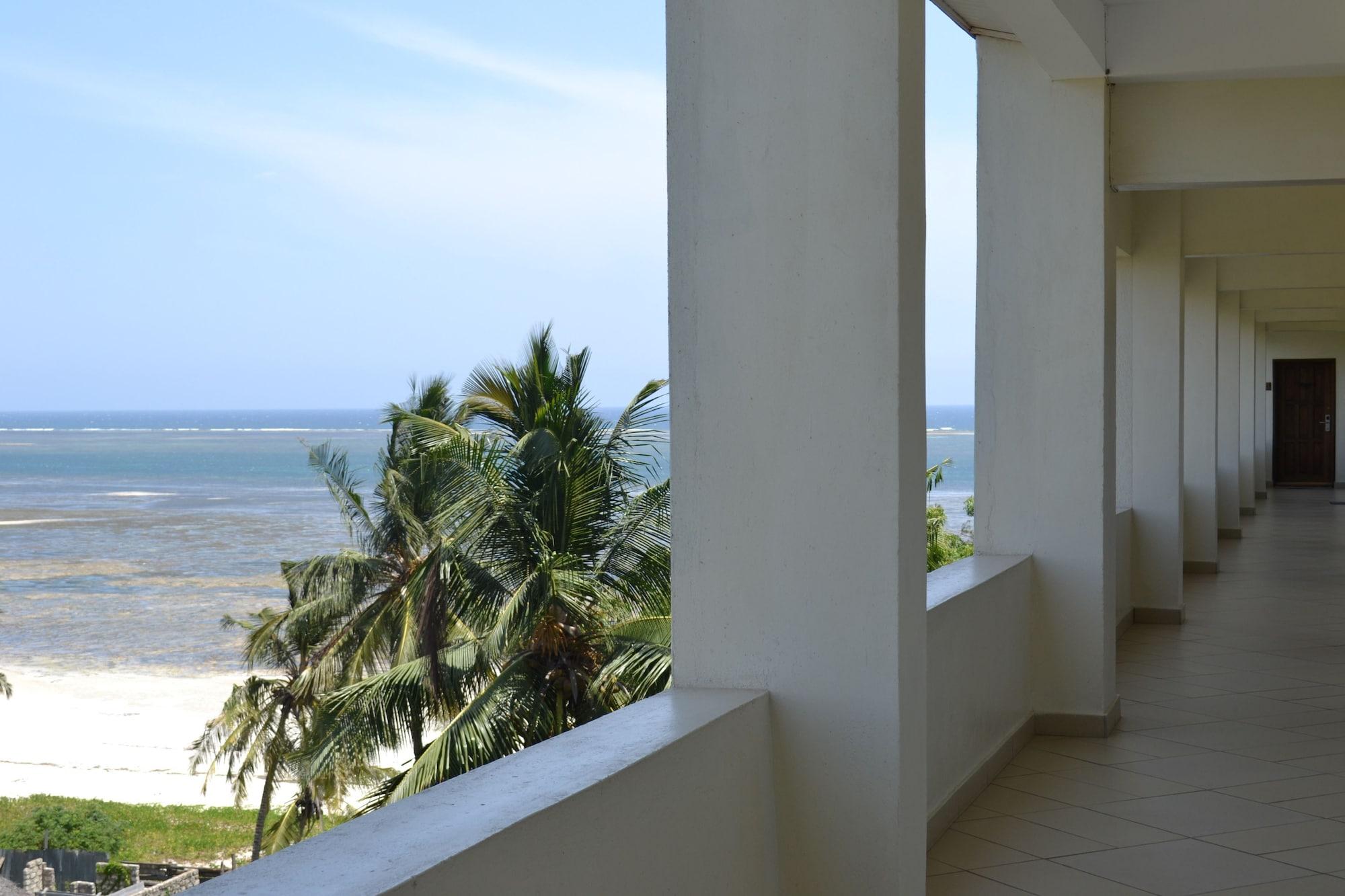 Vista Exterior Cowrie Shell Beach Apartments