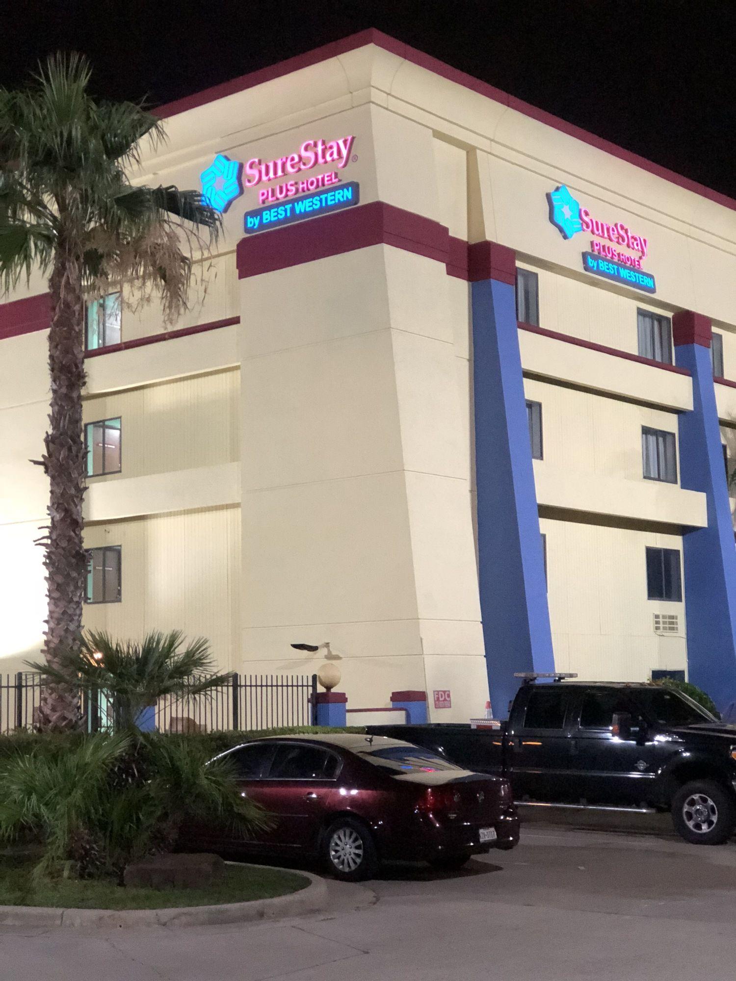 Vista Exterior SureStay Plus Hotel by Best Western Houston Intercontinental