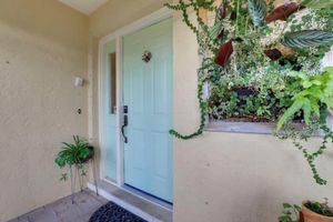 Alquiler Vacacional - Long-term discount! Spacious 3BR Home With Tropical Garden & Koi Pond in Lanai