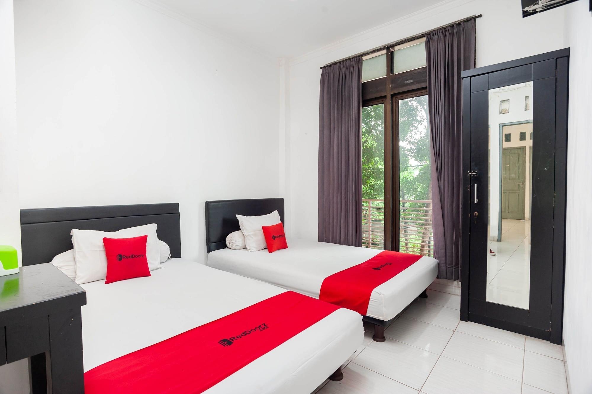 Varios RedDoorz Syariah near Grand Galaxy Park