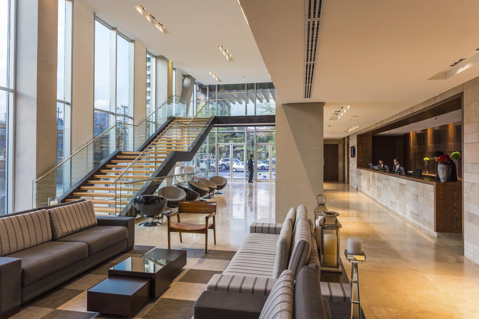 Vista Lobby Radisson Blu Plaza El Bosque Santiago