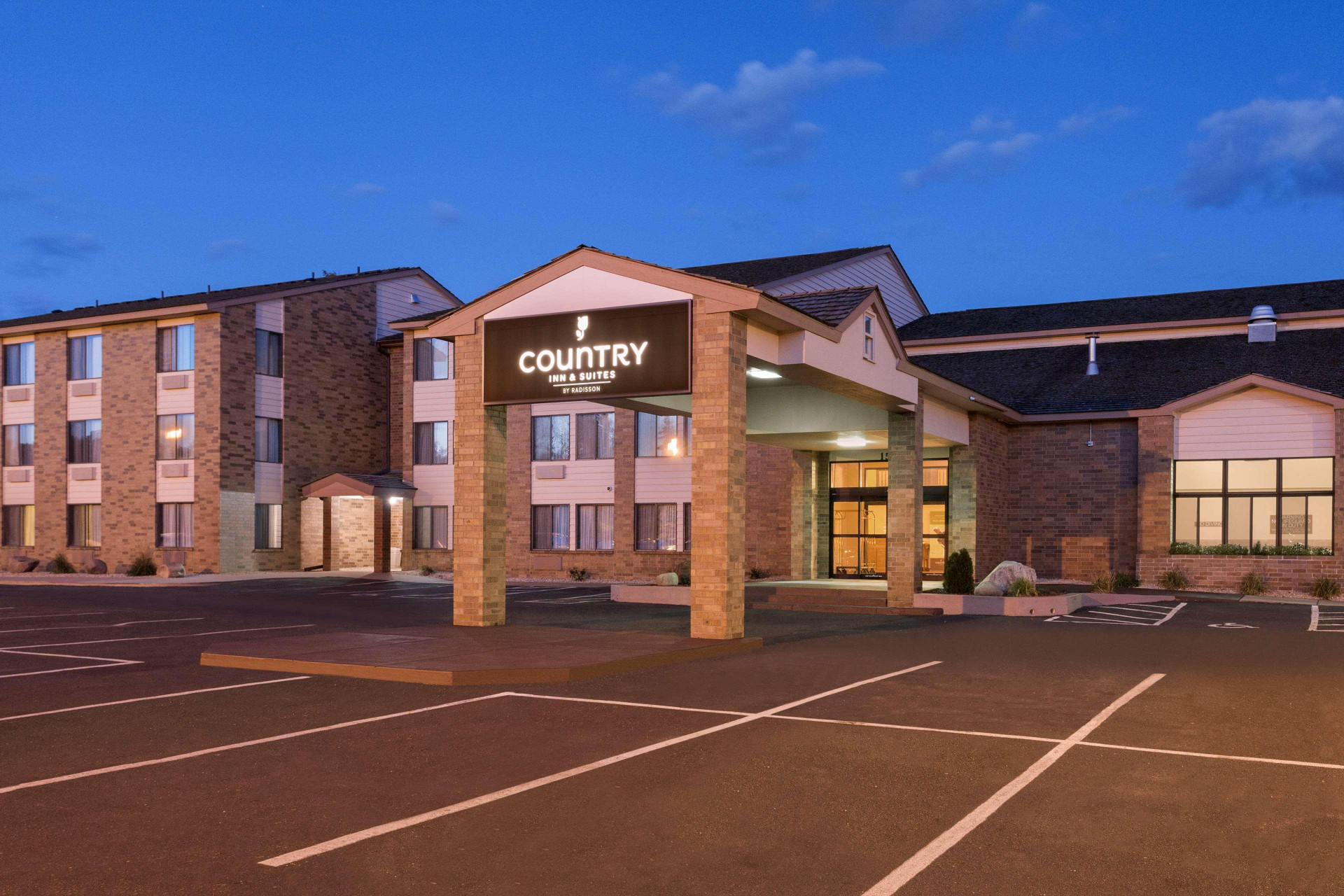 Vista Exterior Country Inn & Suites by Radisson, Coon Rapids, MN
