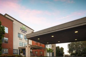Alojamiento - Holiday Inn Express Suites Belmont by IHG