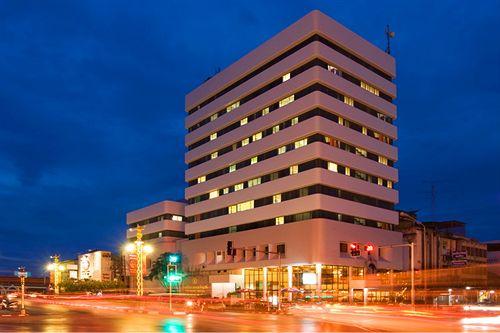 Varios Thumrin Hotel