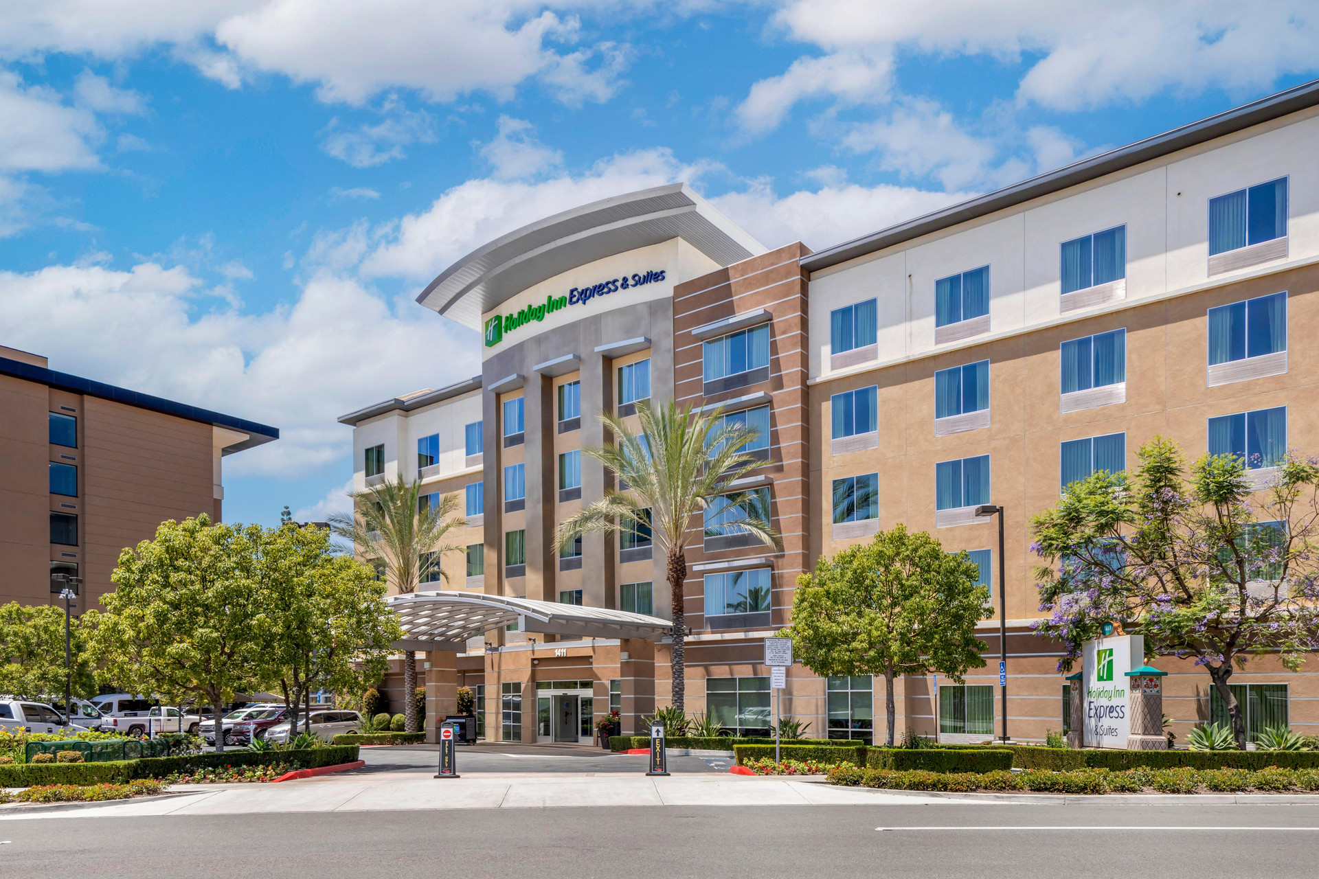 Vista Exterior Holiday Inn Express and Suites Anaheim Resort Area